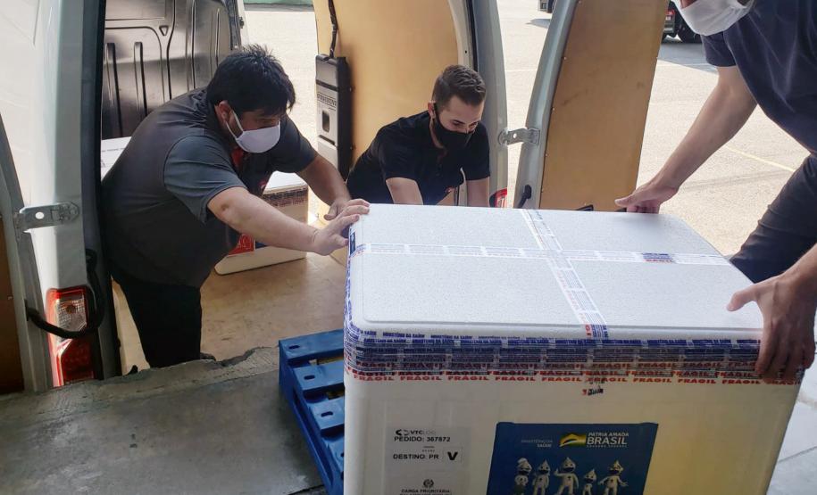 Paraná recebe novo lote de vacinas contra a Covid-19 e distribui 195,3 mil imunizantes nesta terça