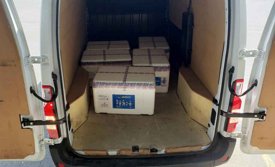 Paraná recebe novo lote de vacinas contra a Covid-19 e distribui 195,3 mil imunizantes nesta terça