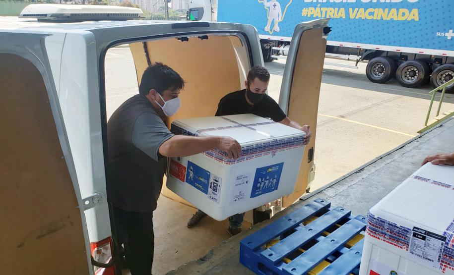 Paraná recebe novo lote de vacinas contra a Covid-19 e distribui 195,3 mil imunizantes nesta terça