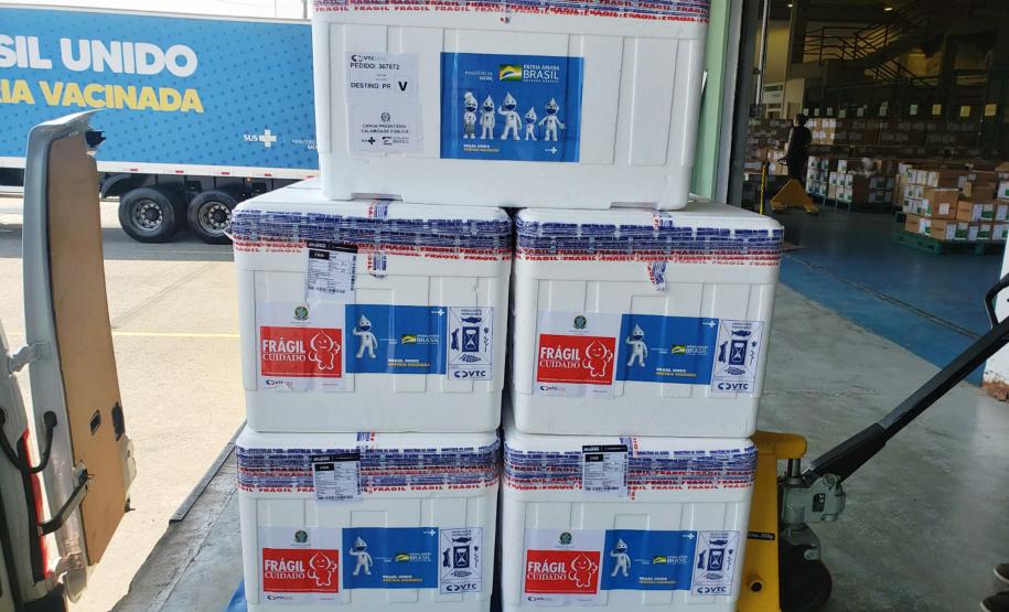 Paraná recebe novo lote de vacinas contra a Covid-19 e distribui 195,3 mil imunizantes nesta terça