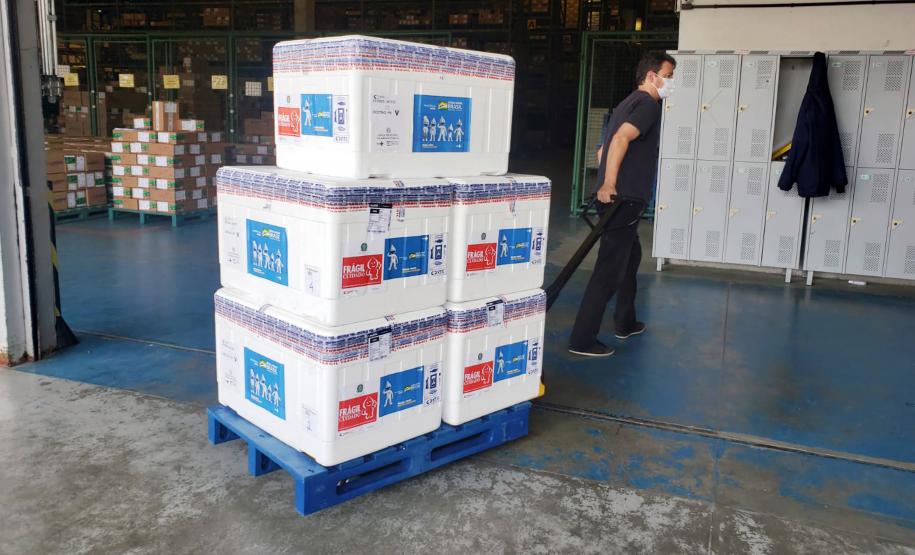 Paraná recebe novo lote de vacinas contra a Covid-19 e distribui 195,3 mil imunizantes nesta terça