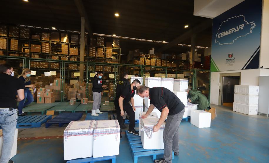 Mais 554,5 mil doses de vacinas contra a Covid chegam ao Paraná nesta sexta
