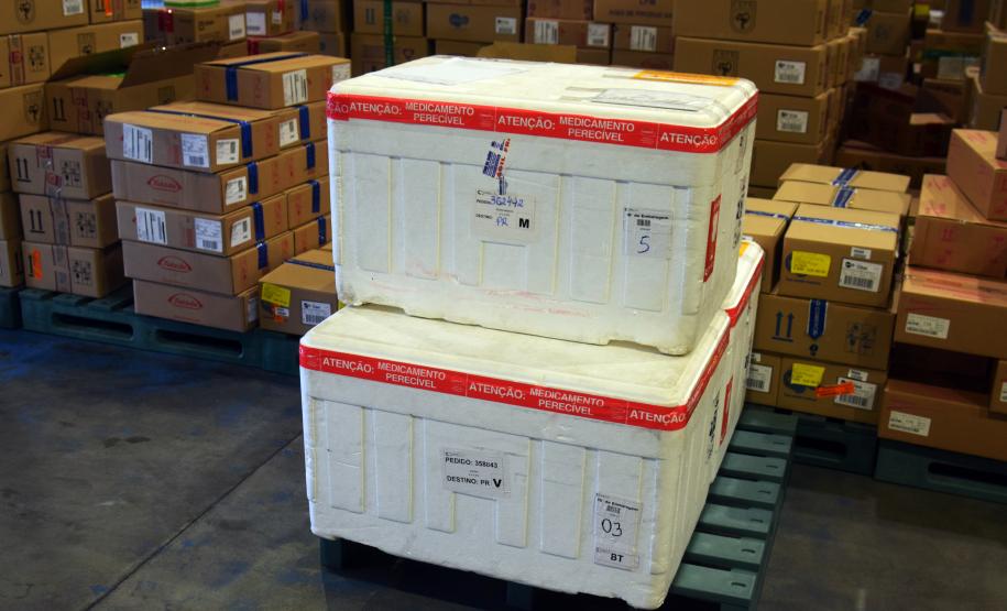 Saúde distribui primeiras vacinas para reforço de idosos acima de 60 anos e trabalhadores da saúde e anuncia chegada de novos lotes dos imunizantes