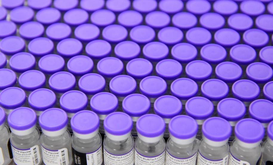 Saúde distribui primeiras vacinas para reforço de idosos acima de 60 anos e trabalhadores da saúde e anuncia chegada de novos lotes dos imunizantes