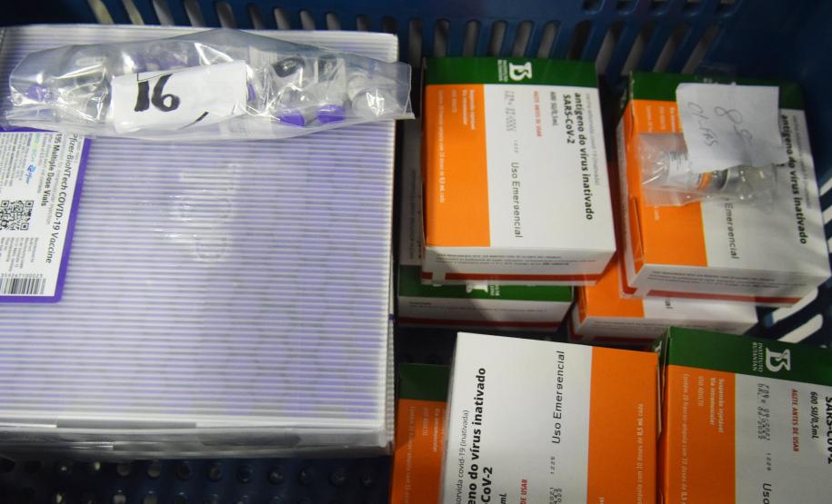 Saúde distribui primeiras vacinas para reforço de idosos acima de 60 anos e trabalhadores da saúde e anuncia chegada de novos lotes dos imunizantes