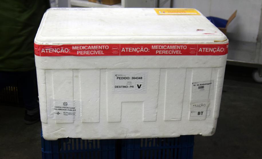 Saúde distribui primeiras vacinas para reforço de idosos acima de 60 anos e trabalhadores da saúde e anuncia chegada de novos lotes dos imunizantes