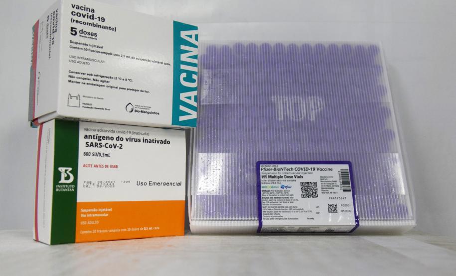 Saúde distribui primeiras vacinas para reforço de idosos acima de 60 anos e trabalhadores da saúde e anuncia chegada de novos lotes dos imunizantes