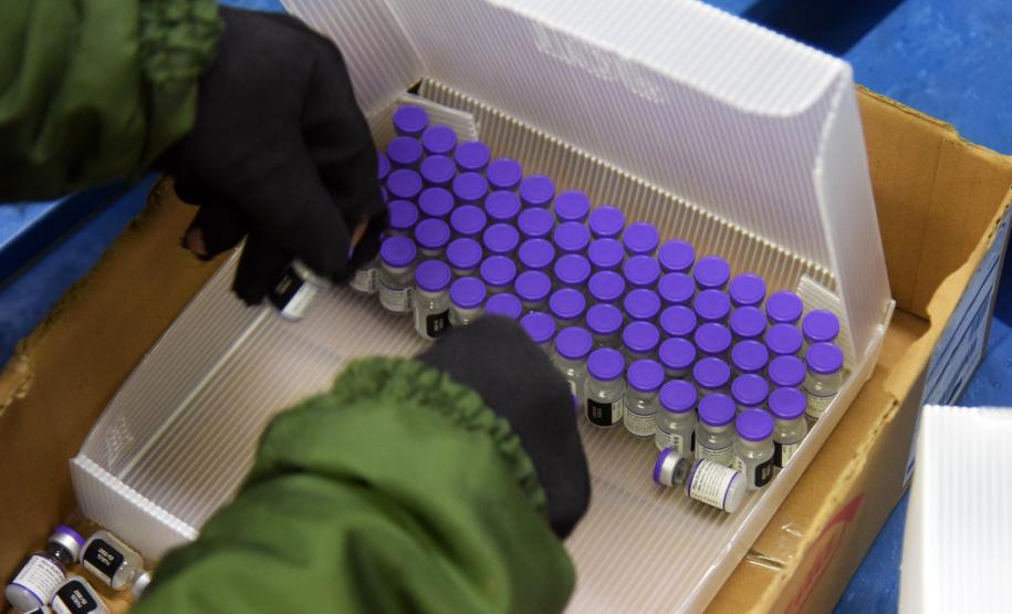 Saúde distribui primeiras vacinas para reforço de idosos acima de 60 anos e trabalhadores da saúde e anuncia chegada de novos lotes dos imunizantes