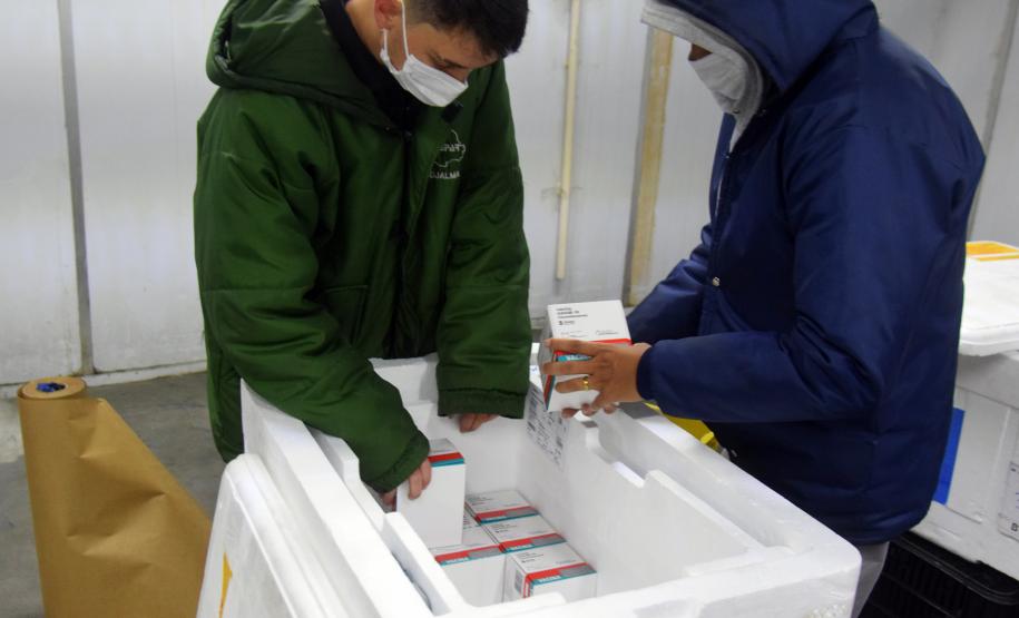 Saúde distribui primeiras vacinas para reforço de idosos acima de 60 anos e trabalhadores da saúde e anuncia chegada de novos lotes dos imunizantes