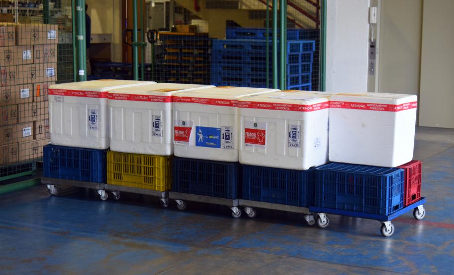 Saúde distribui primeiras vacinas para reforço de idosos acima de 60 anos e trabalhadores da saúde e anuncia chegada de novos lotes dos imunizantes