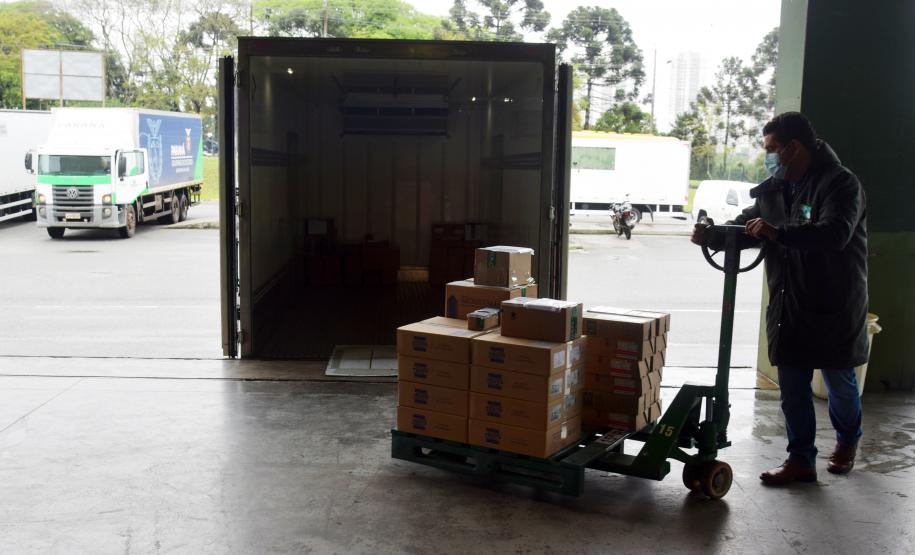 Saúde distribui primeiras vacinas para reforço de idosos acima de 60 anos e trabalhadores da saúde e anuncia chegada de novos lotes dos imunizantes