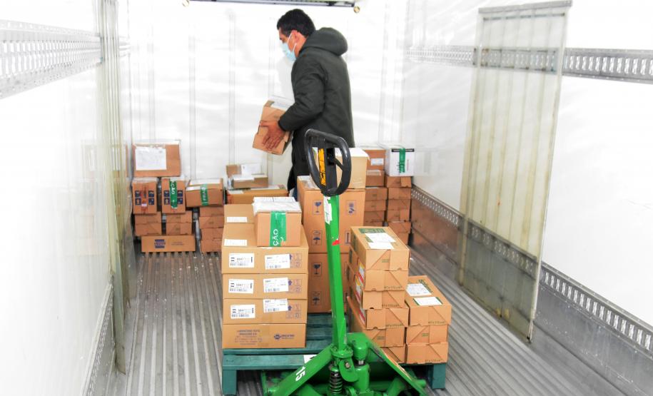 Saúde distribui primeiras vacinas para reforço de idosos acima de 60 anos e trabalhadores da saúde e anuncia chegada de novos lotes dos imunizantes