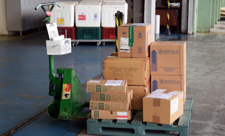 Saúde distribui primeiras vacinas para reforço de idosos acima de 60 anos e trabalhadores da saúde e anuncia chegada de novos lotes dos imunizantes