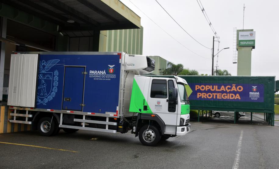 Saúde distribui primeiras vacinas para reforço de idosos acima de 60 anos e trabalhadores da saúde e anuncia chegada de novos lotes dos imunizantes