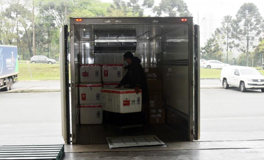 Saúde distribui primeiras vacinas para reforço de idosos acima de 60 anos e trabalhadores da saúde e anuncia chegada de novos lotes dos imunizantes