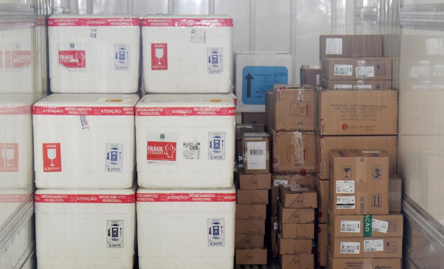 Saúde distribui primeiras vacinas para reforço de idosos acima de 60 anos e trabalhadores da saúde e anuncia chegada de novos lotes dos imunizantes