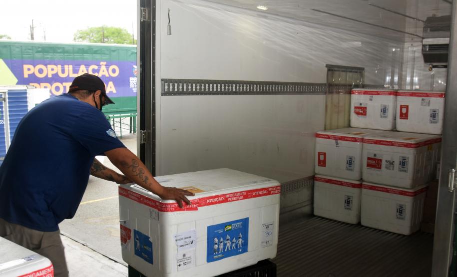 Saúde distribui primeiras vacinas para reforço de idosos acima de 60 anos e trabalhadores da saúde e anuncia chegada de novos lotes dos imunizantes