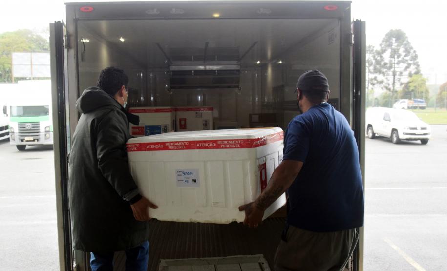 Saúde distribui primeiras vacinas para reforço de idosos acima de 60 anos e trabalhadores da saúde e anuncia chegada de novos lotes dos imunizantes