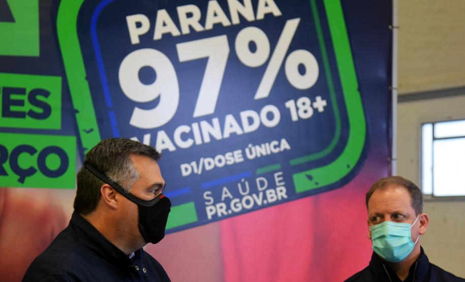 Saúde distribui primeiras vacinas para reforço de idosos acima de 60 anos e trabalhadores da saúde e anuncia chegada de novos lotes dos imunizantes