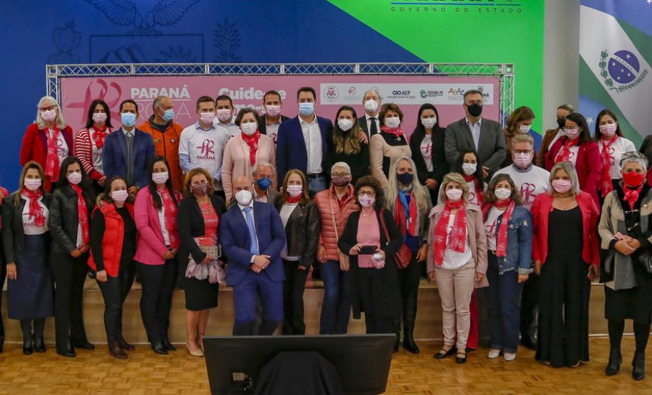 Campanha Paraná Rosa une Estado e municípios para reforçar prevenção ao câncer de mama e colo de útero