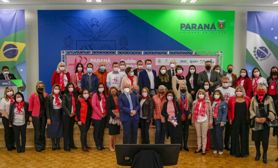 Campanha Paraná Rosa une Estado e municípios para reforçar prevenção ao câncer de mama e colo de útero