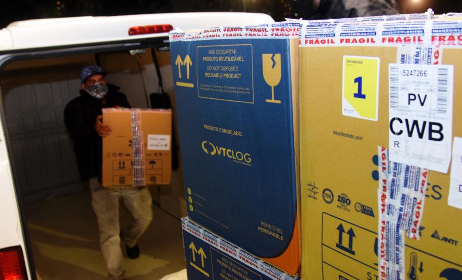 Paraná recebe 124.020 vacinas contra a Covid-19 nesta quinta