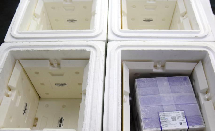 Paraná recebe 124.020 vacinas contra a Covid-19 nesta quinta