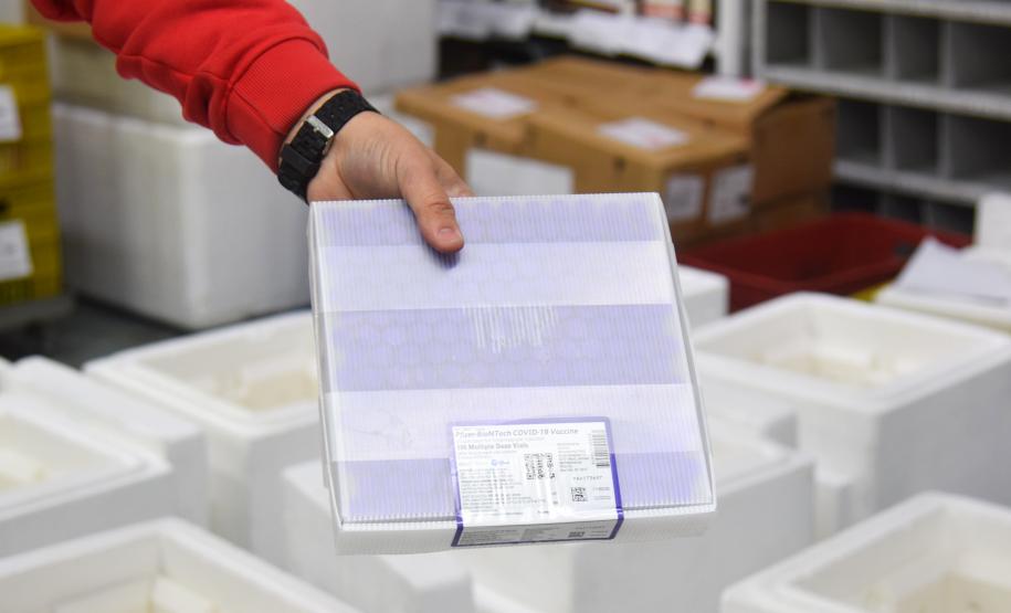 Mais 154,4 mil doses de vacinas contra a Covid-19 chegam ao Paraná