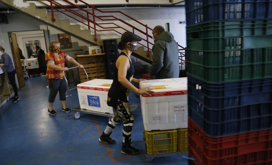 Mais de 657 mil vacinas são distribuídas neste sábado para os municípios