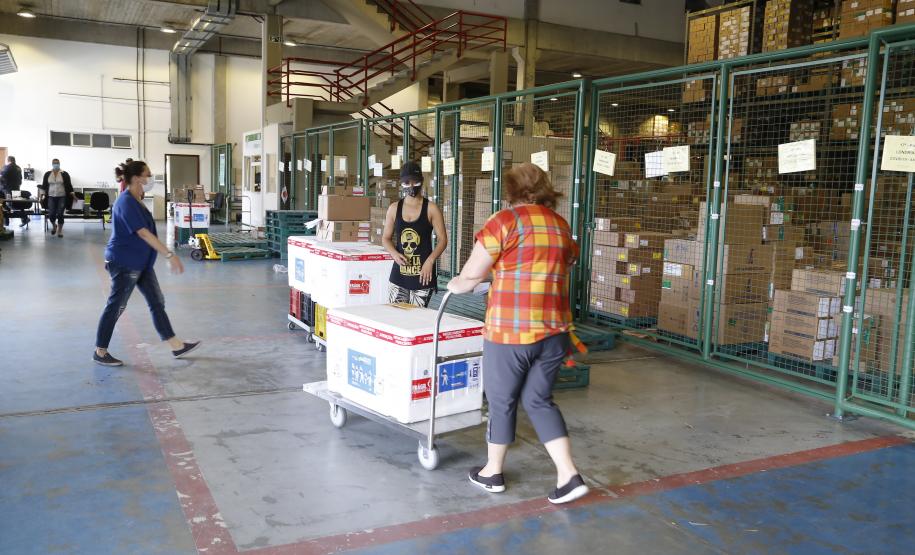 Mais de 657 mil vacinas são distribuídas neste sábado para os municípios