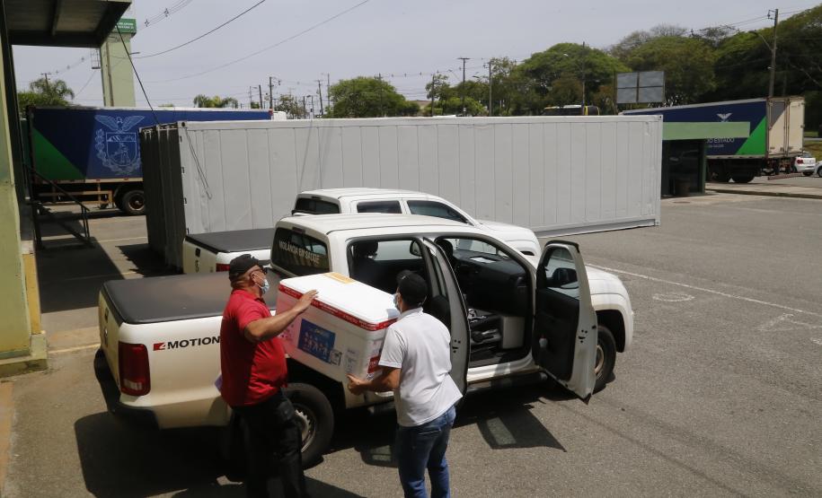 Mais de 657 mil vacinas são distribuídas neste sábado para os municípios