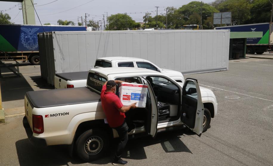 Mais de 657 mil vacinas são distribuídas neste sábado para os municípios