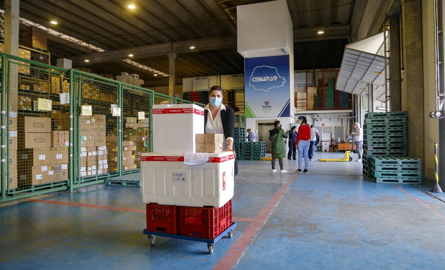 Mais de 657 mil vacinas são distribuídas neste sábado para os municípios