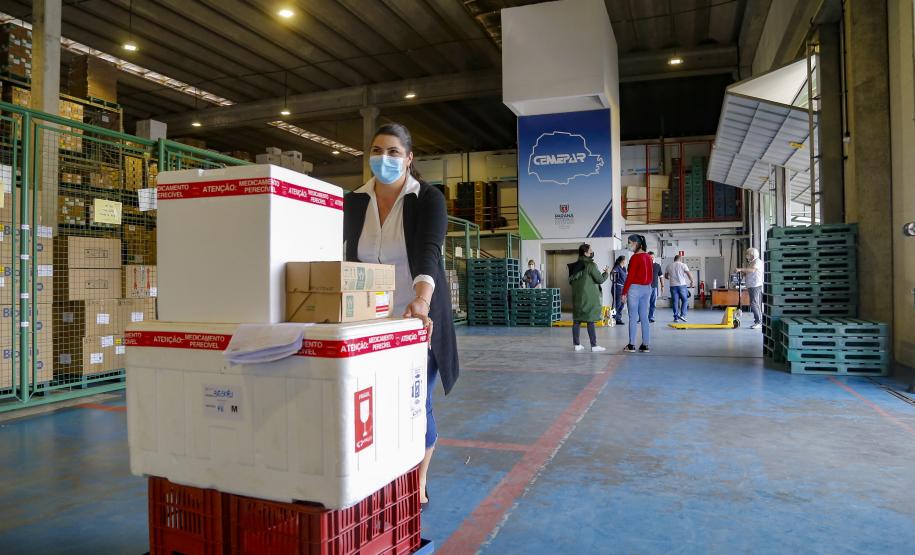 Mais de 657 mil vacinas são distribuídas neste sábado para os municípios