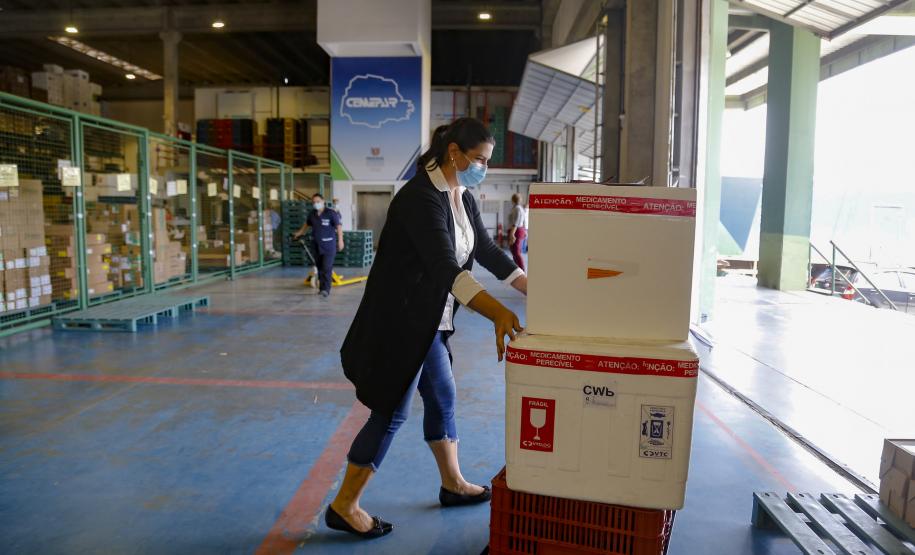 Mais de 657 mil vacinas são distribuídas neste sábado para os municípios