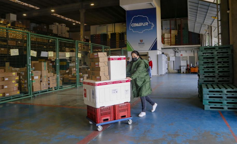 Mais de 657 mil vacinas são distribuídas neste sábado para os municípios