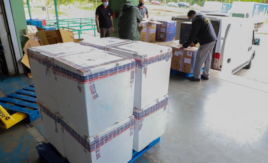 Mais 193 mil vacinas da Pfizer chegam ao Paraná nesta sexta