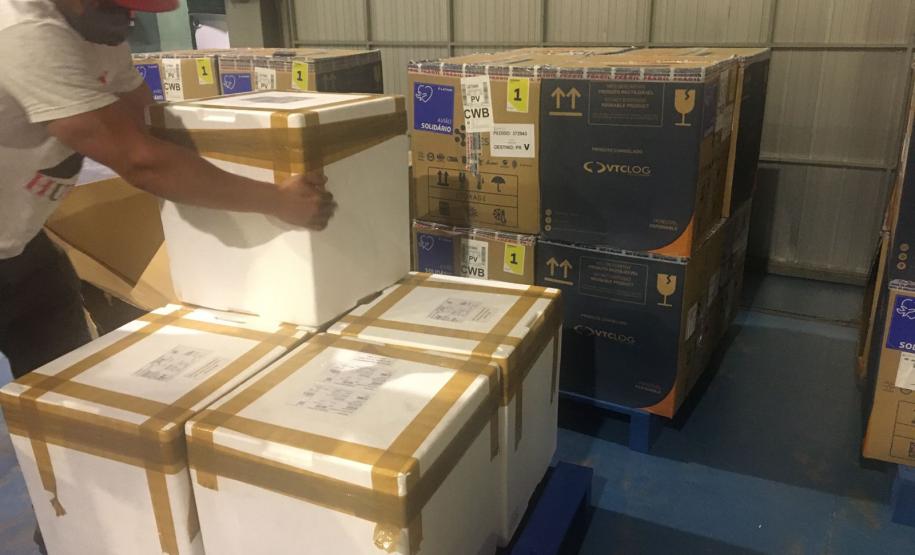 Mais 420 mil doses de vacinas contra a Covid-19 chegam ao Paraná