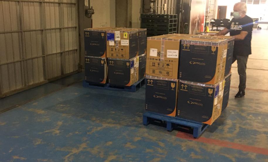 Mais 420 mil doses de vacinas contra a Covid-19 chegam ao Paraná