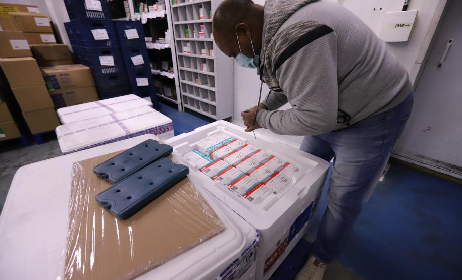 Mais 451 mil doses de vacinas contra a Covid-19 chegam ao Paraná