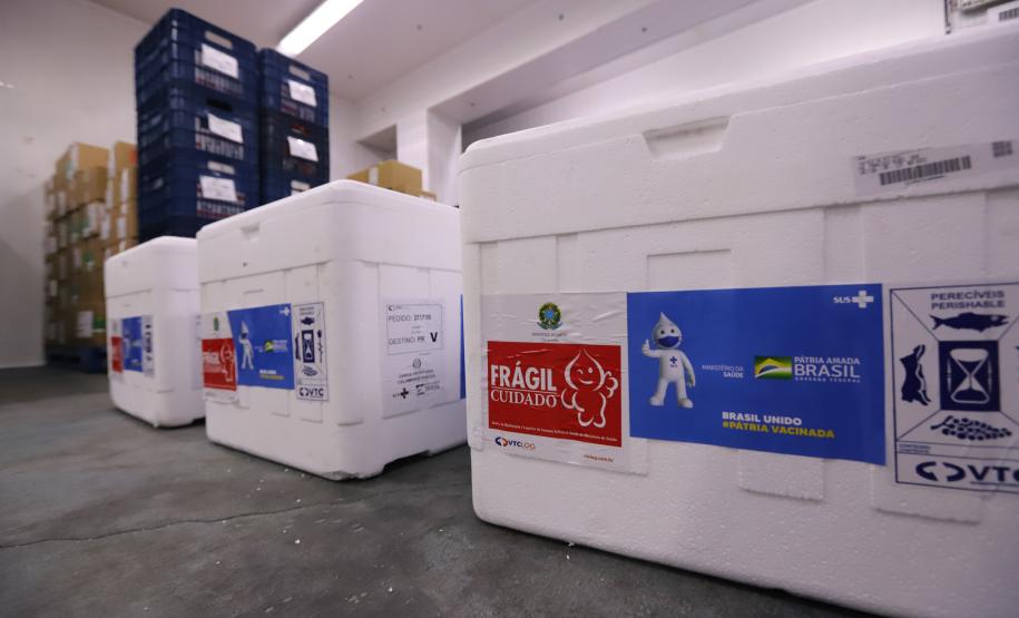 Mais 451 mil doses de vacinas contra a Covid-19 chegam ao Paraná