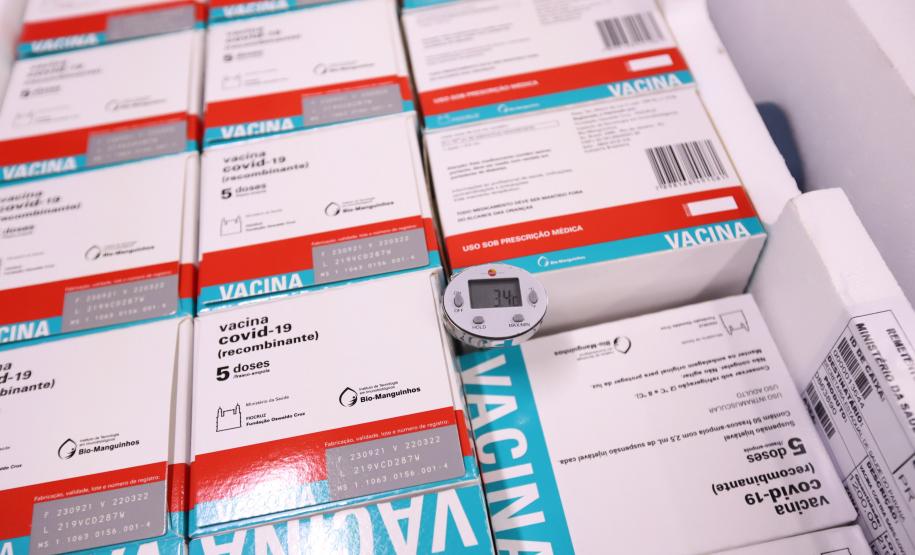 Mais 451 mil doses de vacinas contra a Covid-19 chegam ao Paraná