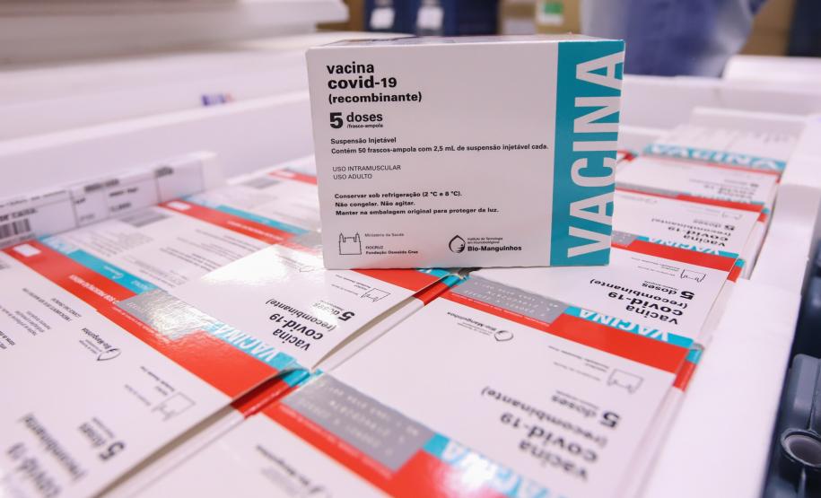 Mais 451 mil doses de vacinas contra a Covid-19 chegam ao Paraná