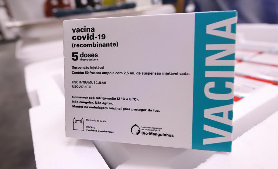 Mais 451 mil doses de vacinas contra a Covid-19 chegam ao Paraná
