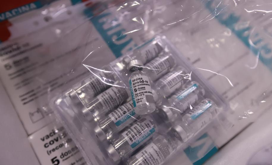 Mais 451 mil doses de vacinas contra a Covid-19 chegam ao Paraná