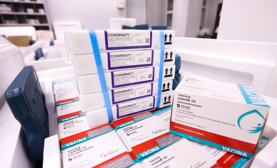 Mais 451 mil doses de vacinas contra a Covid-19 chegam ao Paraná