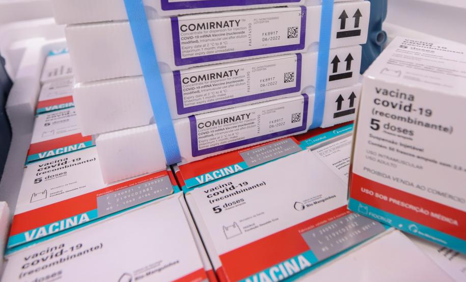 Mais 451 mil doses de vacinas contra a Covid-19 chegam ao Paraná