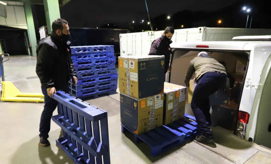 Mais 451 mil doses de vacinas contra a Covid-19 chegam ao Paraná