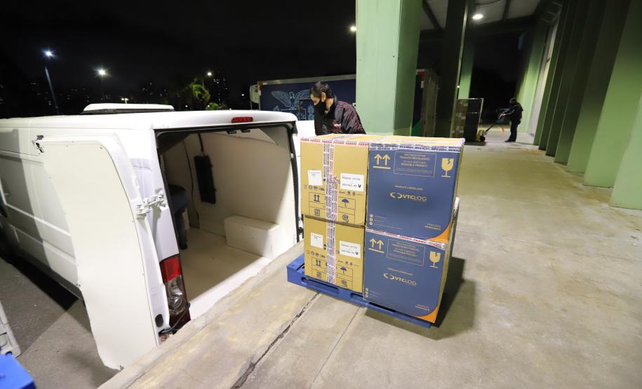 Mais 451 mil doses de vacinas contra a Covid-19 chegam ao Paraná