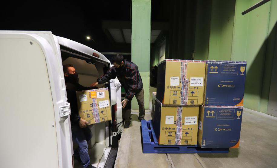 Mais 451 mil doses de vacinas contra a Covid-19 chegam ao Paraná